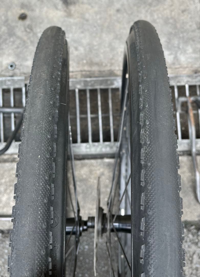 グラベルバイクの取外し品！スルーアクスルタイプの前後ホイール