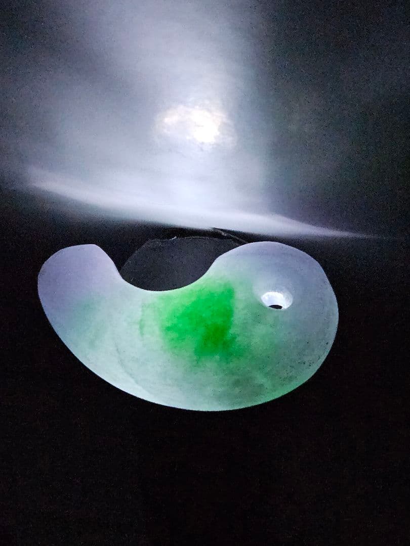 透過 綺麗 翡翠勾玉