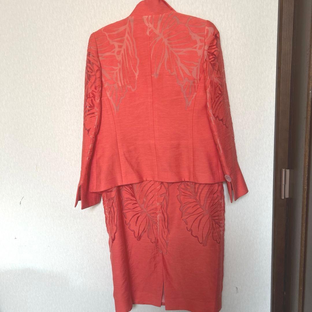 透かし織りの豪華なアンサンブルスーツ オレンジ系