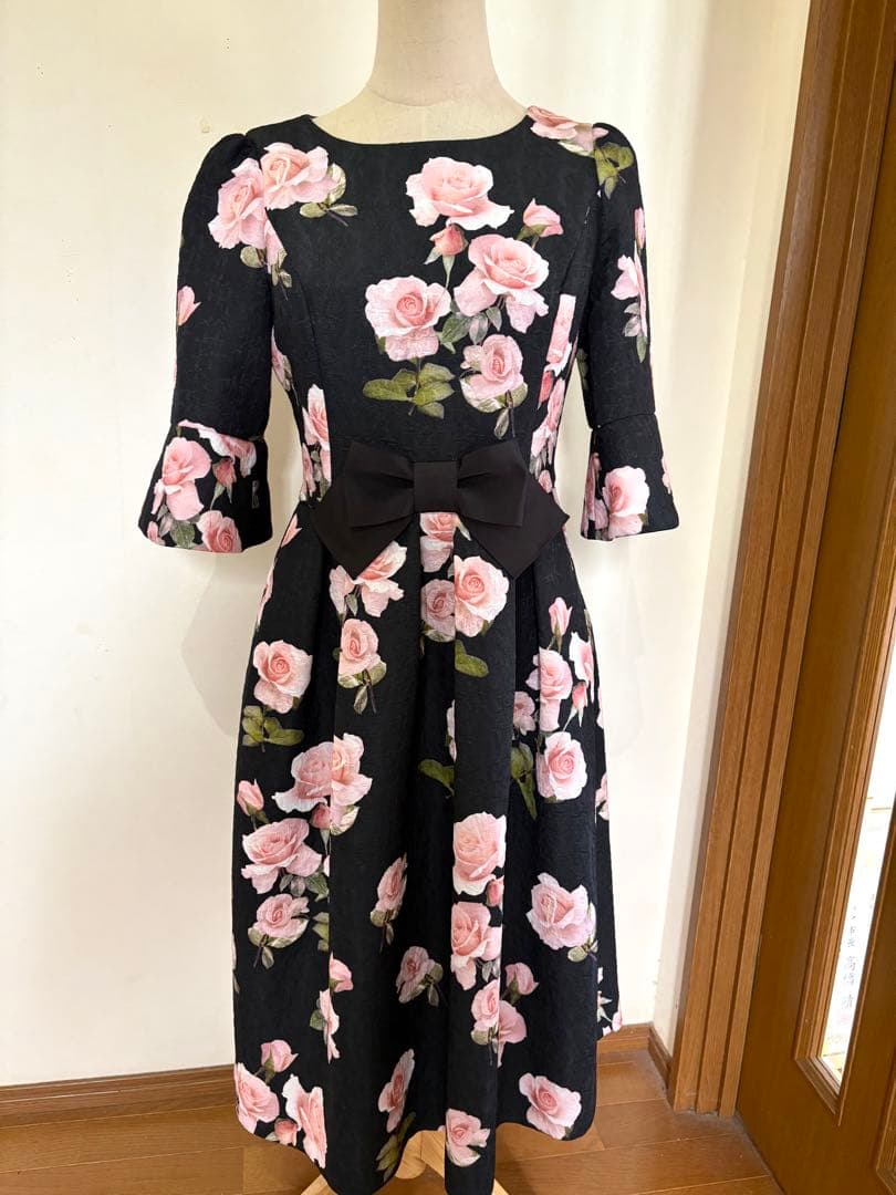 エムズグレイシー ローズプリントワンピース 38 黒地にピンクの薔薇柄 人気 エムズグレイシー ローズプリントワンピース 38 黒地にピンクの薔薇柄