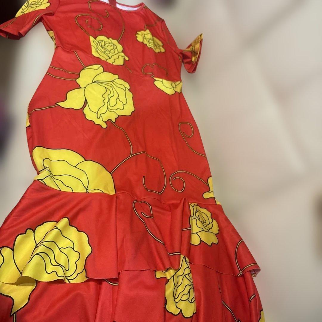 ドレスワンピース 赤 黄色のバラ柄 - メルカリ