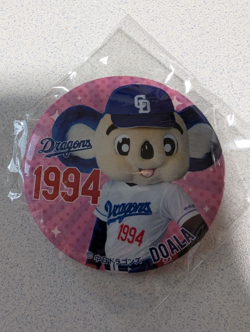 2025年 中日ドラゴンズ チーム缶バッジ ドアラ - メルカリ