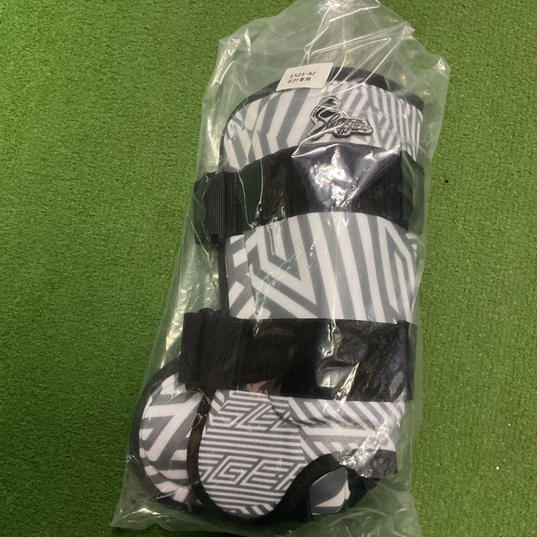 久保田スラッガー　タズルカモガラ右打者用フットガード新品未開封 久保田スラッガー 打者用小型フットガード 右打者・左打者兼用 JSFG-20