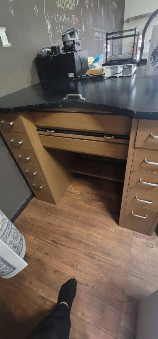 中古スリーティー彫金デスク両袖ウォルナットカラー