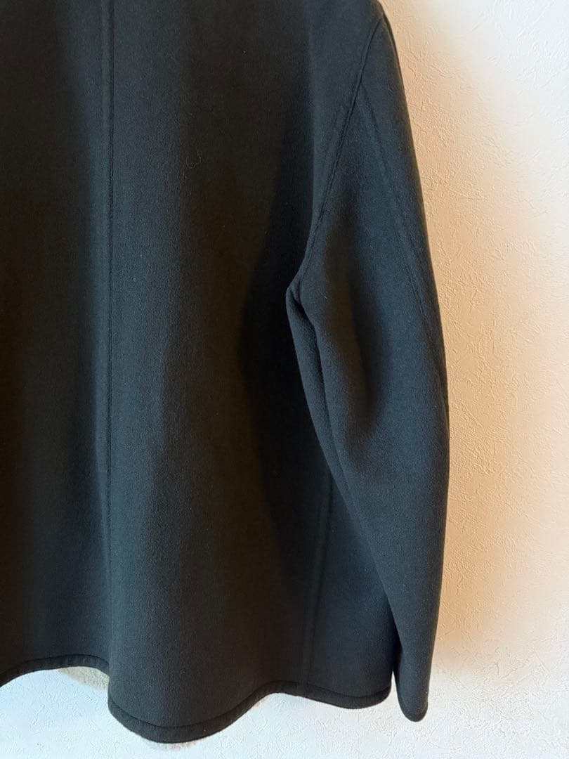 着こなす楽しみが広がる「エルメス」のカシミアコート｜細部に配された