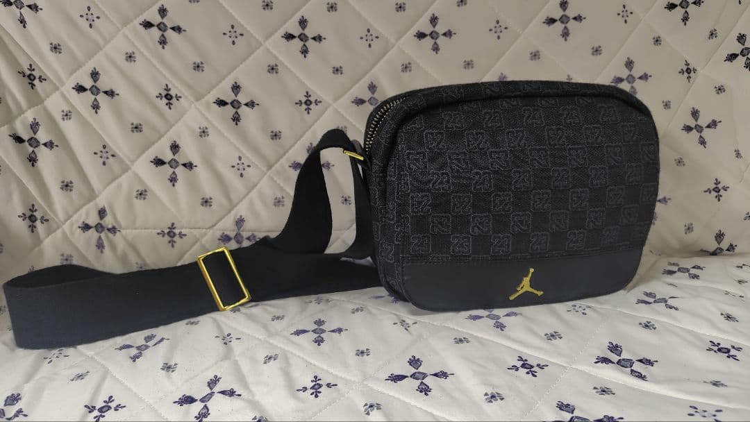 ugosさん専用】Jordan ショルダーバッグ ブラック×ゴールド 23 - メルカリ
