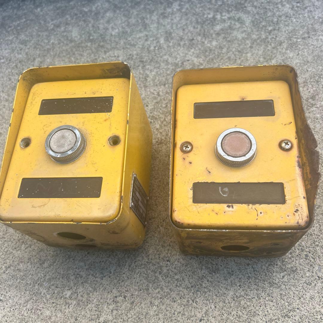 本物‼️ 信号機押しボタン 2個セット‼️ - メルカリ