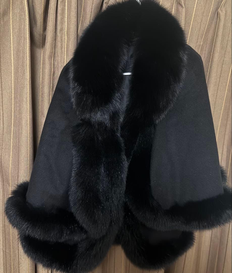 新品同様sagafursサガファー フォックス　ファー　ウールカシミヤ　ポンチョ 美品】SAGAFURS カシミヤ100 サガフォックスファー フード ポンチョ