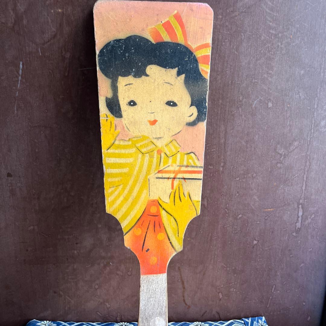 昭和レトロな羽子板 女の子イラスト羽根付きセット - メルカリ