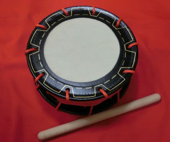 エイサー締め太鼓(大) 直径30cm 取手棒、バチ付 新品未使用品 - メルカリ