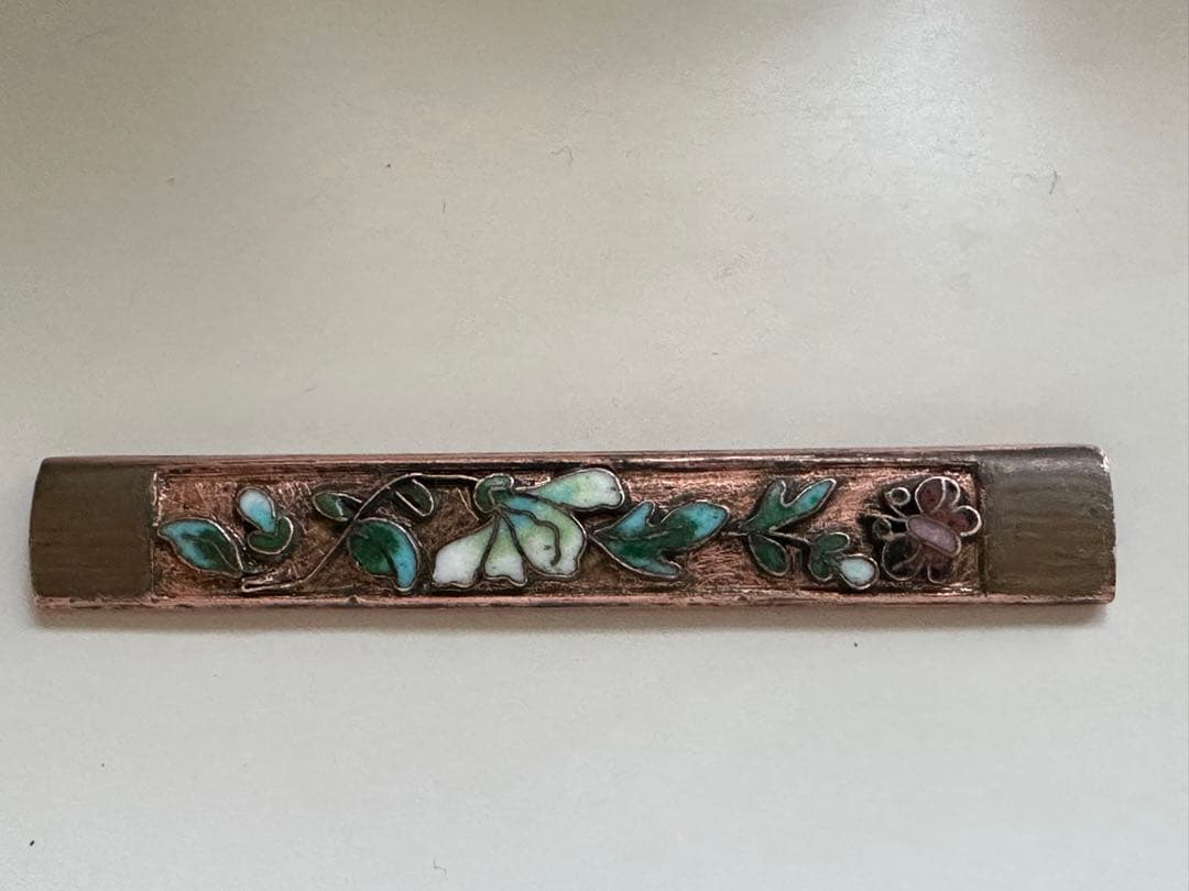 小柄 七宝象嵌蝶菊花図　 江戸時代　刀装具　 平田派・長崎七宝派彷彿　脱着可小刀 小柄 七宝象嵌蝶菊花図 江戸時代 刀装具 平田派・長崎七宝派彷彿