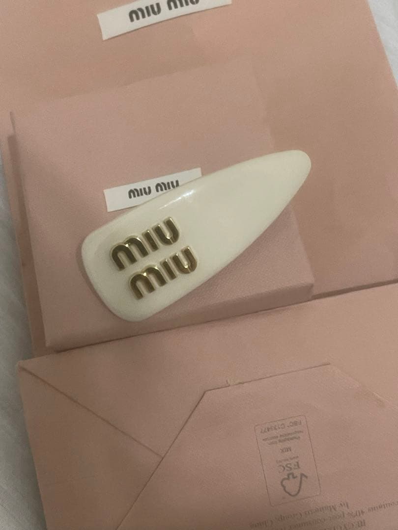 miu miu ロゴ入りヘアピン アイボリー miu miu ロゴ入りヘアピン アイボリー