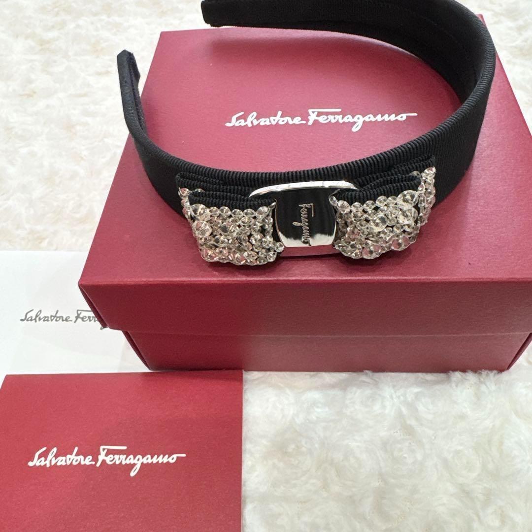 サルバトーレフェラガモ 美品 リボン ラインストーンカチューシャ　ブラック箱無し カチューシャ - ウィメンズ | Ferragamo