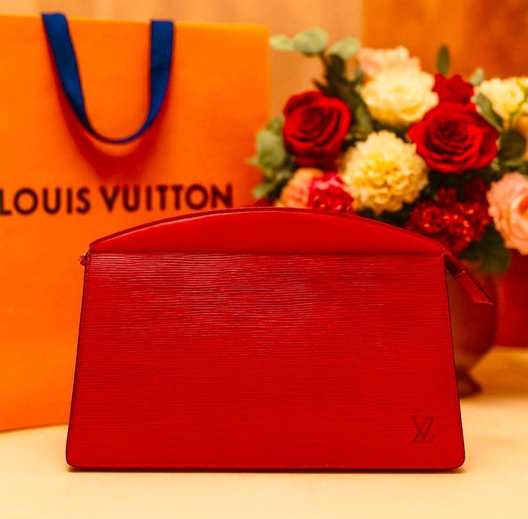 K*o様 LOUIS VUITTON エピレザー ポーチ（定価10万以上） LOUIS VUITTON ルイヴィトン ポシェットコスメティック エピ ポーチ