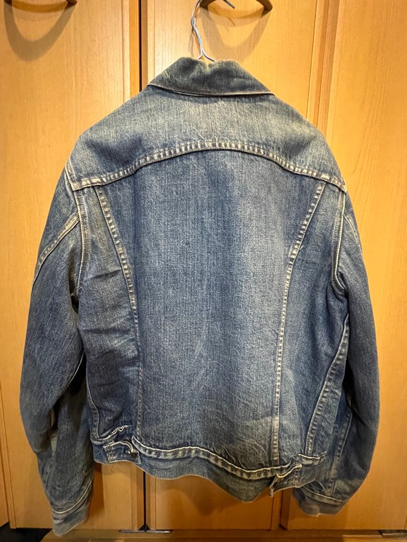 Levi's ブルーデニムジャケット Levi'sのブルーデニムジャケット、赤い