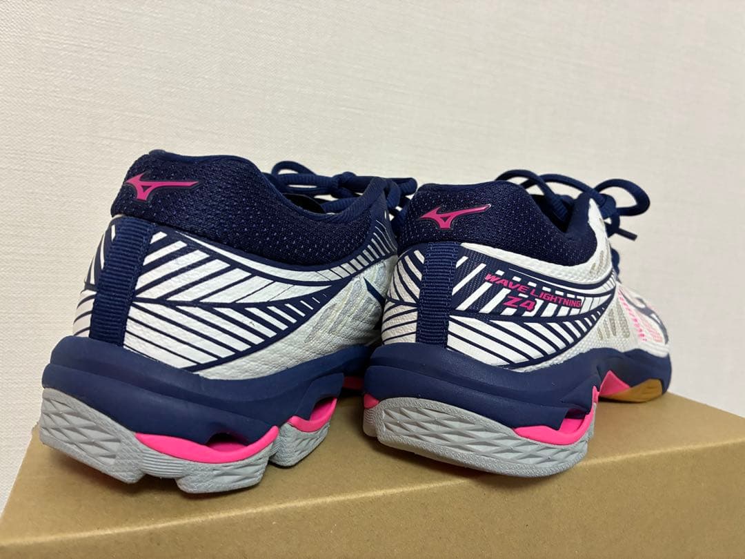 ミズノ バレーボールシューズ ウェーブライトニング Z4 24.0cm