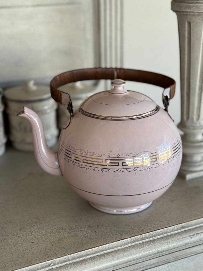フランスアンティークホーローピンクのギリシャ模様のケトルやかん 江尻ホーローケトル やかん 笛吹きケトル EJIRY エレガンスフラワー