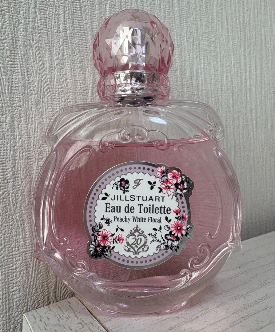 ピーチーホワイトフローラル　オードトワレ　ジルスチュアート ジルスチュアートのマンスリー限定コレクションで“ピーチー ホワイト