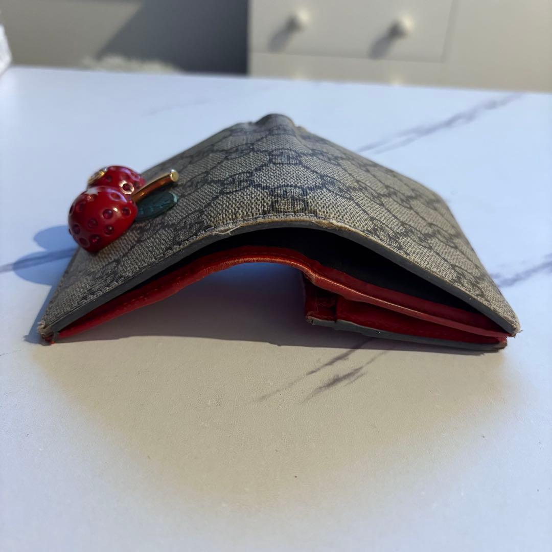 GUCCI チェリー装飾 二つ折り財布 - メルカリ