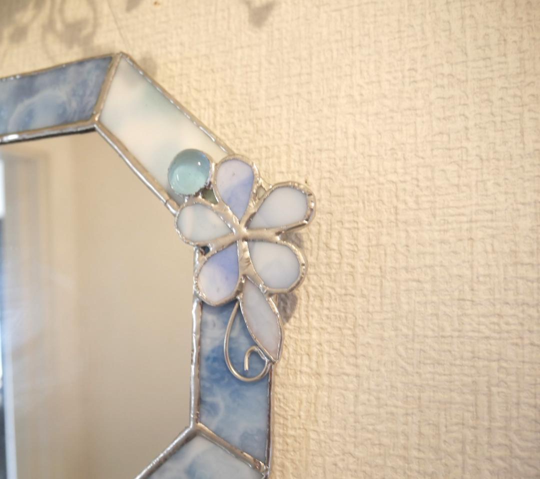 ✴︎:.。淡いブルーの八角形鏡♪ (size20㎝/max23） ステンドグラス