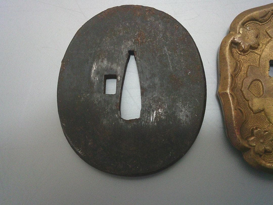 掘出し！【軍刀鐔 鍔 つば 2種類 小道具・N17・ミリタリー】縁頭目貫