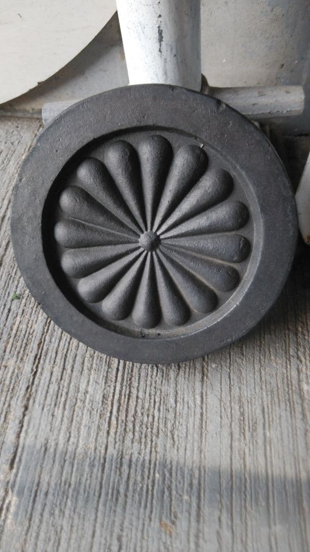 瓦 天皇家菊の16紋 本物です imgrc0107367636.jpg