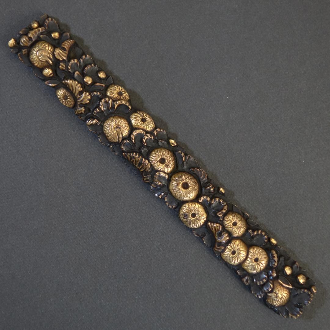 鍔 鐔 小柄 刀装具 日本刀 骨董 江戸時代【銅地 高肉彫 鍍金 菊花尽図小柄】 鍔 鐔 小柄 刀装具 日本刀 骨董 江戸時代【銅地 高肉彫 鍍金 菊花尽図