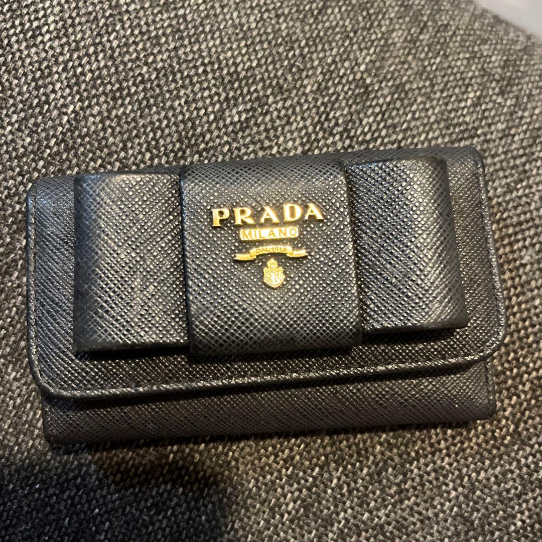 PRADA ブラック レザー キーケース リボン PRADA（プラダ） キーケース ロゴ リボン レザー/メタル ブラック