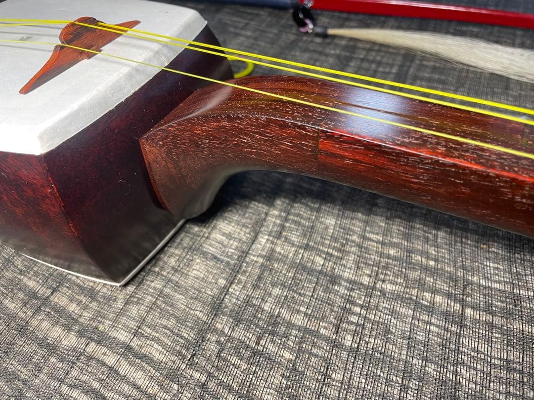 和胡弓，（紅木材料，東サワリ)二つ折れ、 竹弓（レワ弓）付属品