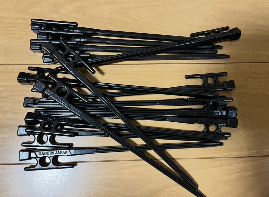 鍛造ペグIWANO 16本、金槌、ケース、折りたたみトング、火吹き棒セット 鍛造ペグIWANO 16本、金槌、ケース、折りたたみトング、火吹き棒セット