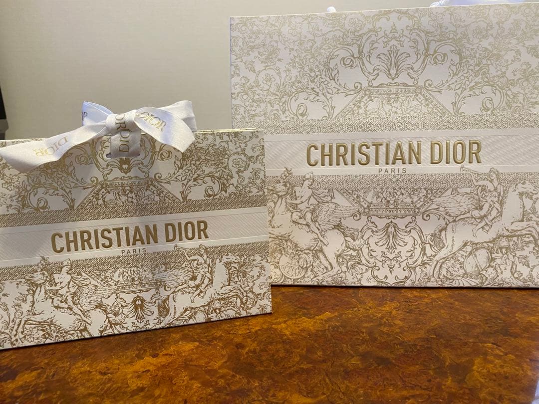 diorホリデー2024 限定ショッパー、ギフトボックス|mercariメルカリ
