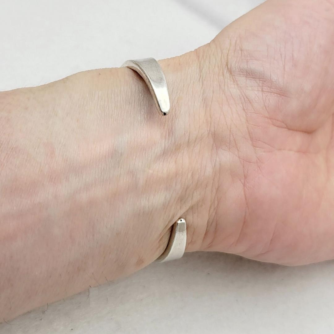 インディアンジュエリー ズニ族 C.M.Booqua シルバー バングル