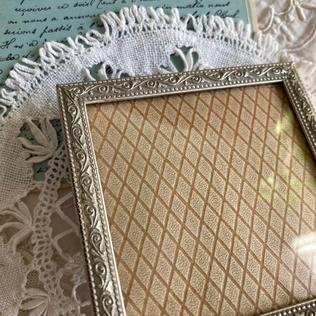 北欧アンティーク 繊細な装飾が美しい小さな小さなアンティークフレーム