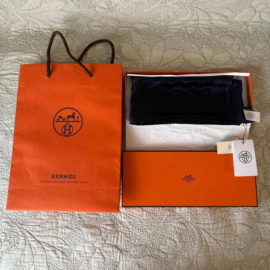 【新品・未使用】HERMES シルク100% ポケットチーフ 未使用新品】HERMES エルメス《アップサイド・ダウン》ポケットチーフ