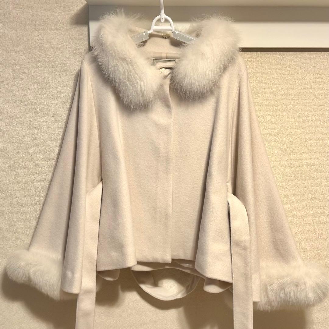 Noela(ノエラ)】 ファー付きポンチョコート オフホワイト