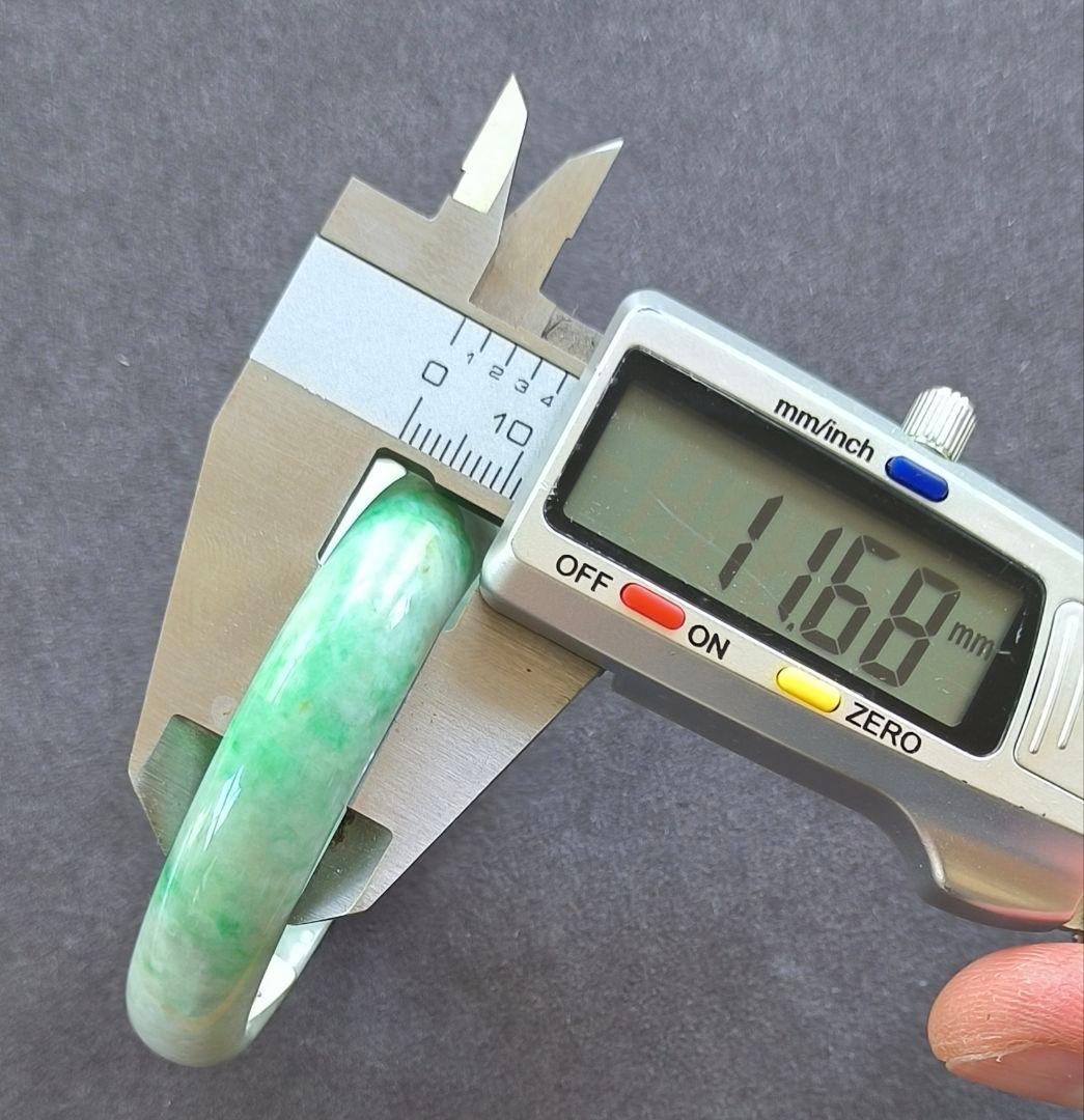 日本鑑別書付】ミャンマー産本翡翠の貴妃バングル(内径54×47ミリ弱)