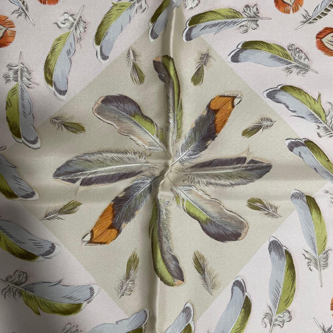 新品 Hermès エルメスの羽根柄スカーフ、100％シルク、87×87 cm