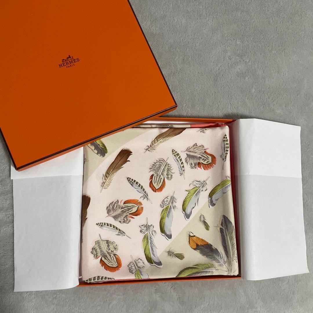 新品 Hermès エルメスの羽根柄スカーフ、100％シルク、87×87 cm 新品 Hermès エルメスの羽根柄スカーフ、100％シルク、87×87 cm