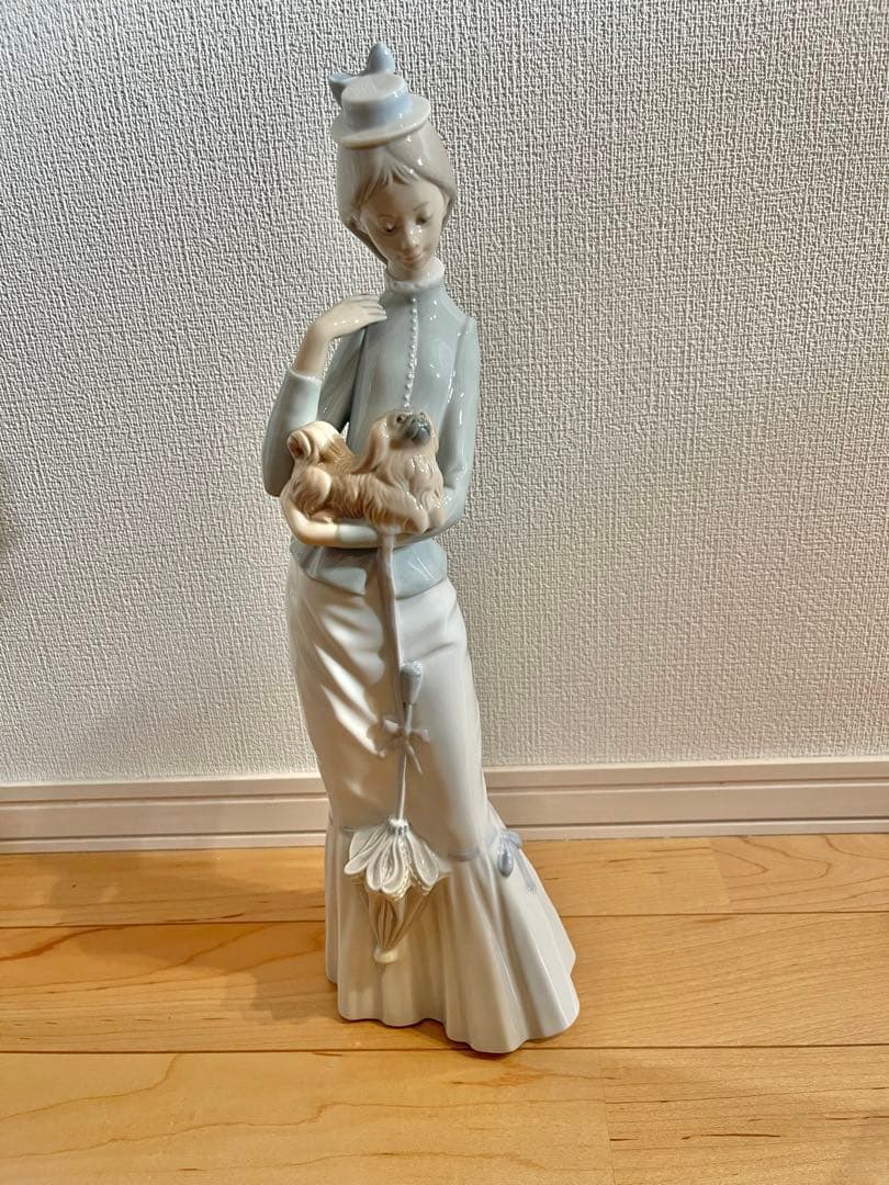 美品）リヤドロ LLADRO 4893 仔犬を抱く貴婦人 - メルカリ