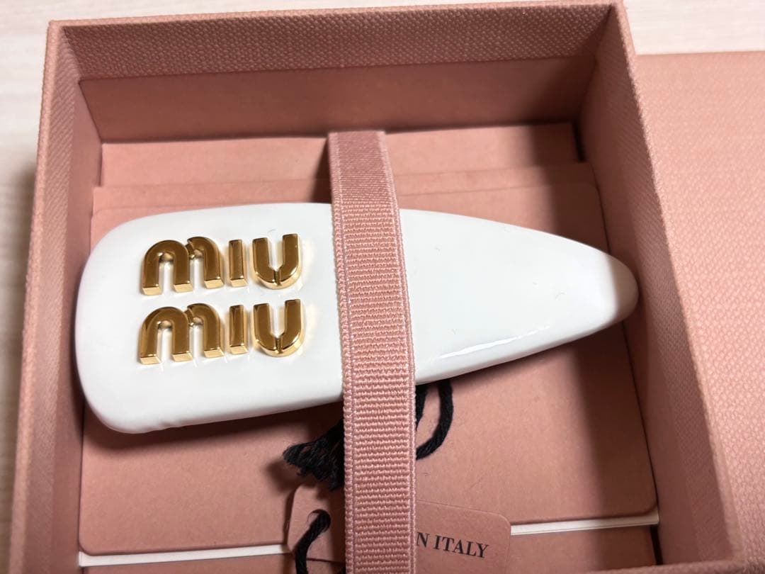 miumiu パテントレザー ヘアクリップ ヘアピン 箱、ショッパー付き