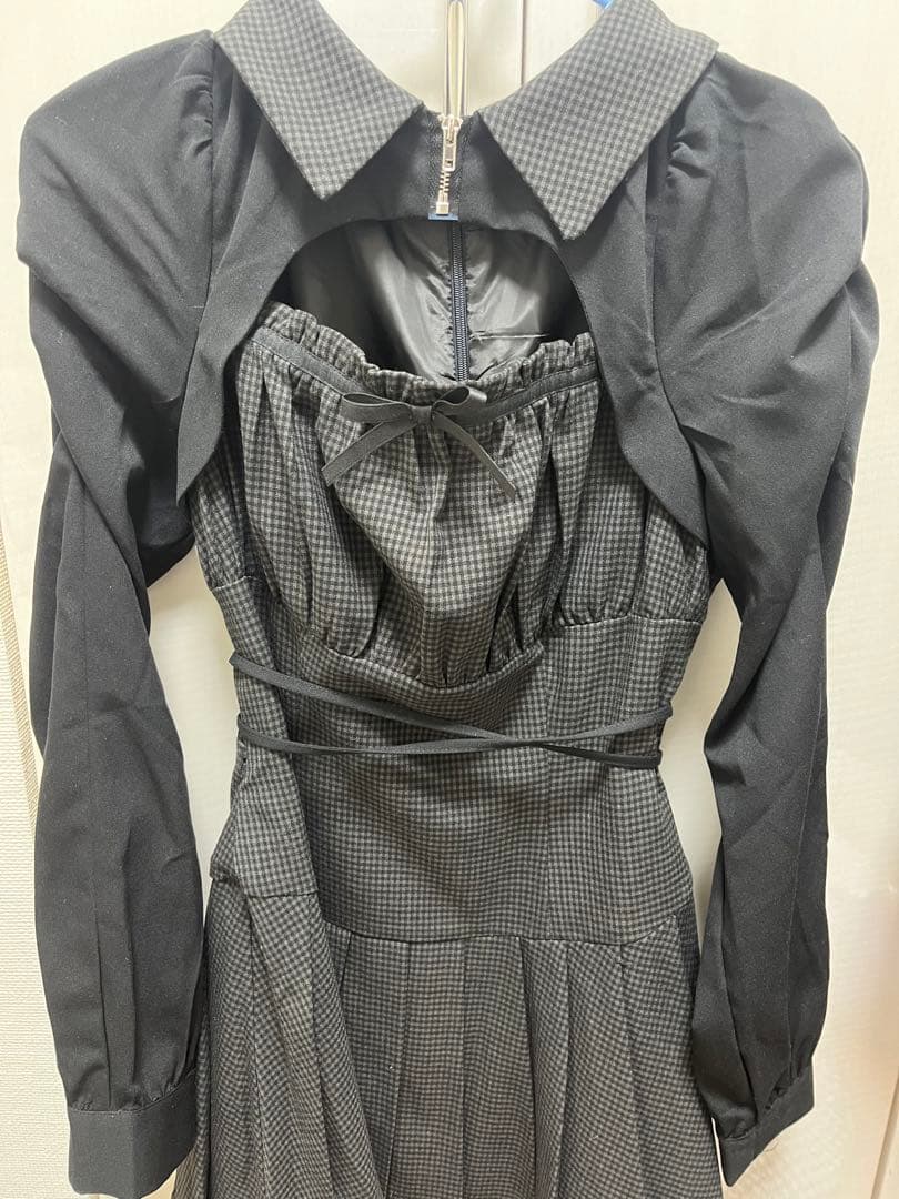 pium ピウム カットアウトレイヤードプリーツミニワンピ - メルカリ