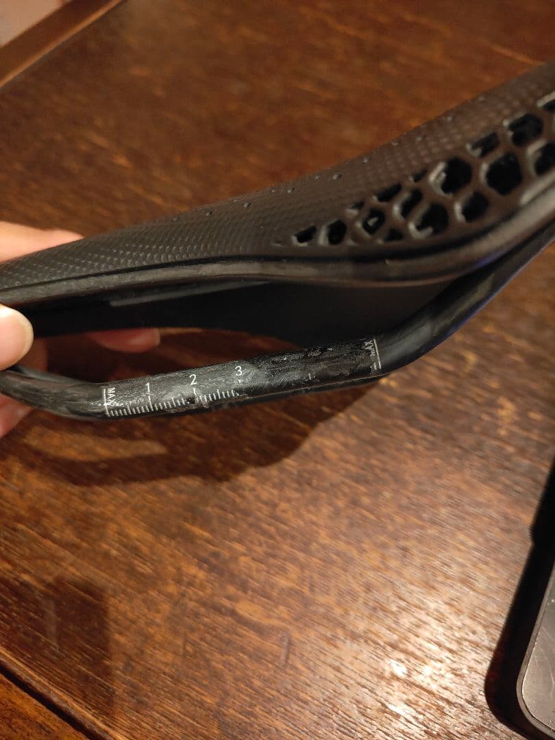 週末セール中】TNI ティーエヌアイ 3D AeroFlow カーボン サドル