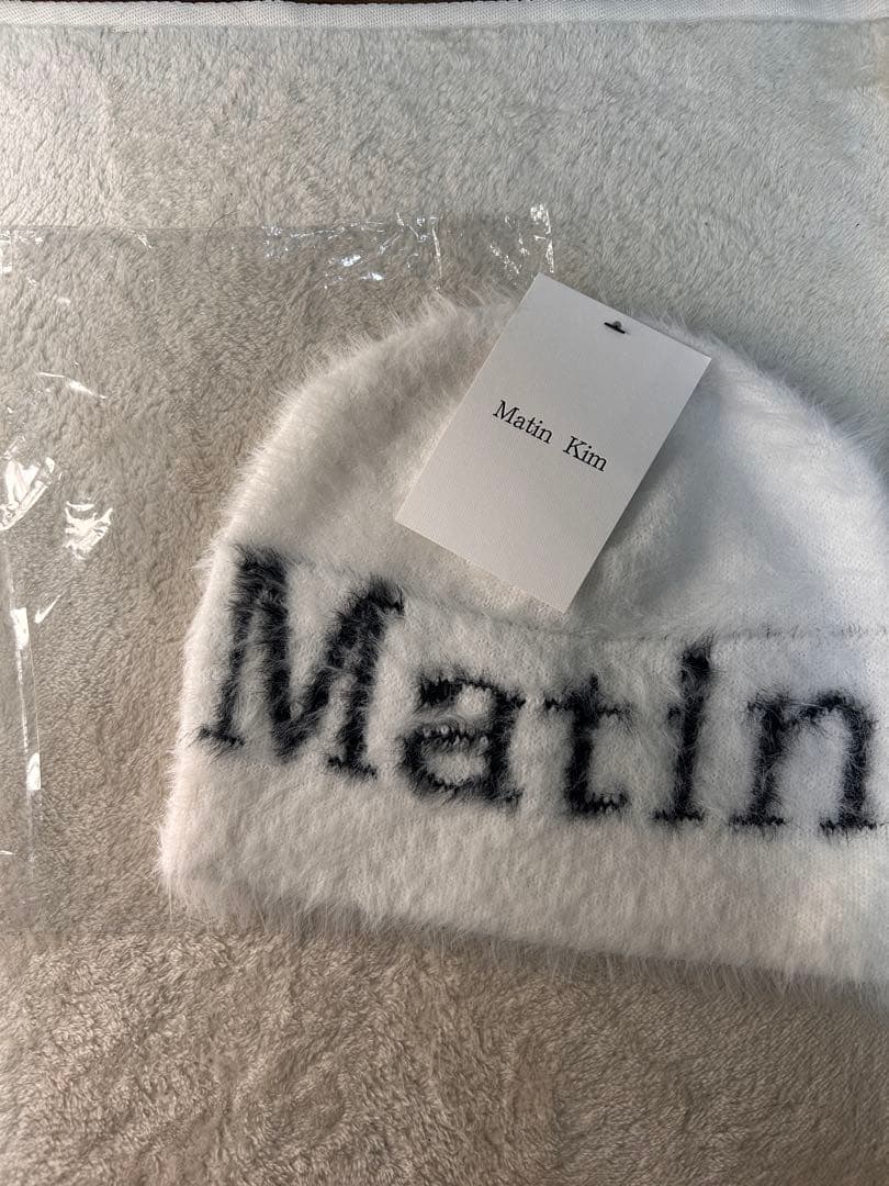 Matin kim ロゴ入りニット帽 ホワイト　残り一点　マーティンキム 楽天市場】Matin Kim ニット帽 マーティンキム LOGO JACQUARD ショート