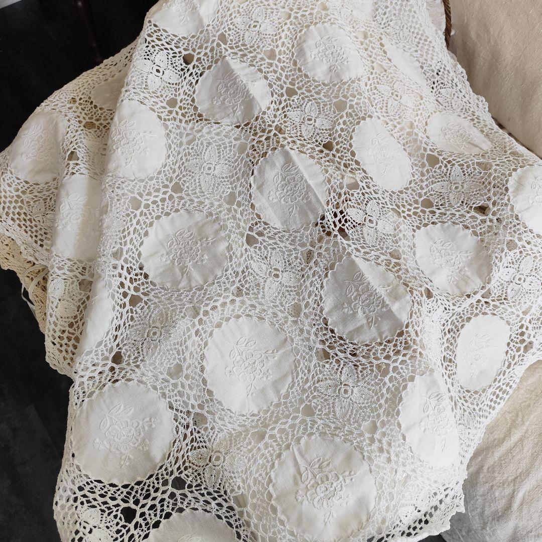 白糸手刺繍 リネンの形パネル 花刺繍 手編みレース マルチカバー