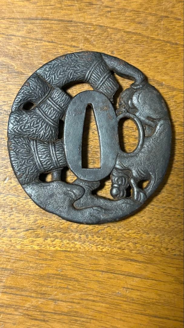 武具 刀装具 刀鍔 在名彦根住 馬に武将図 透かし鉄地 箱付 骨董品