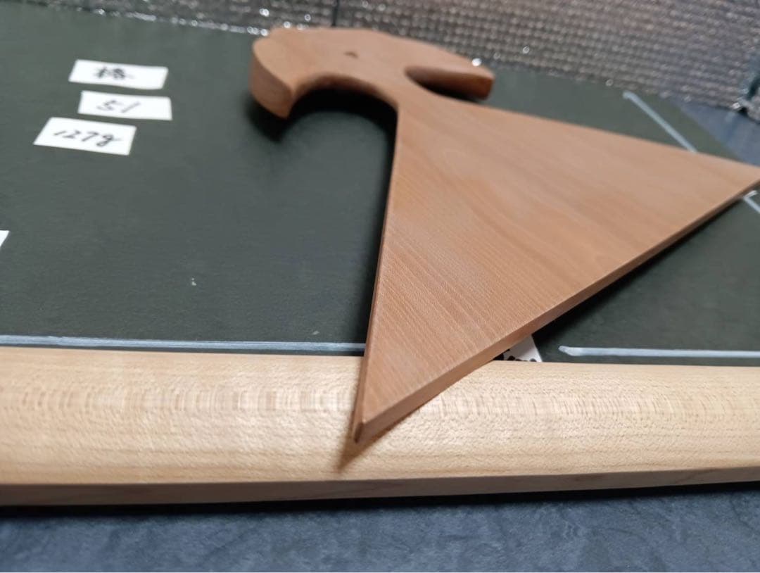 〔51〕薩摩琵琶 撥・椿（27.8cm）