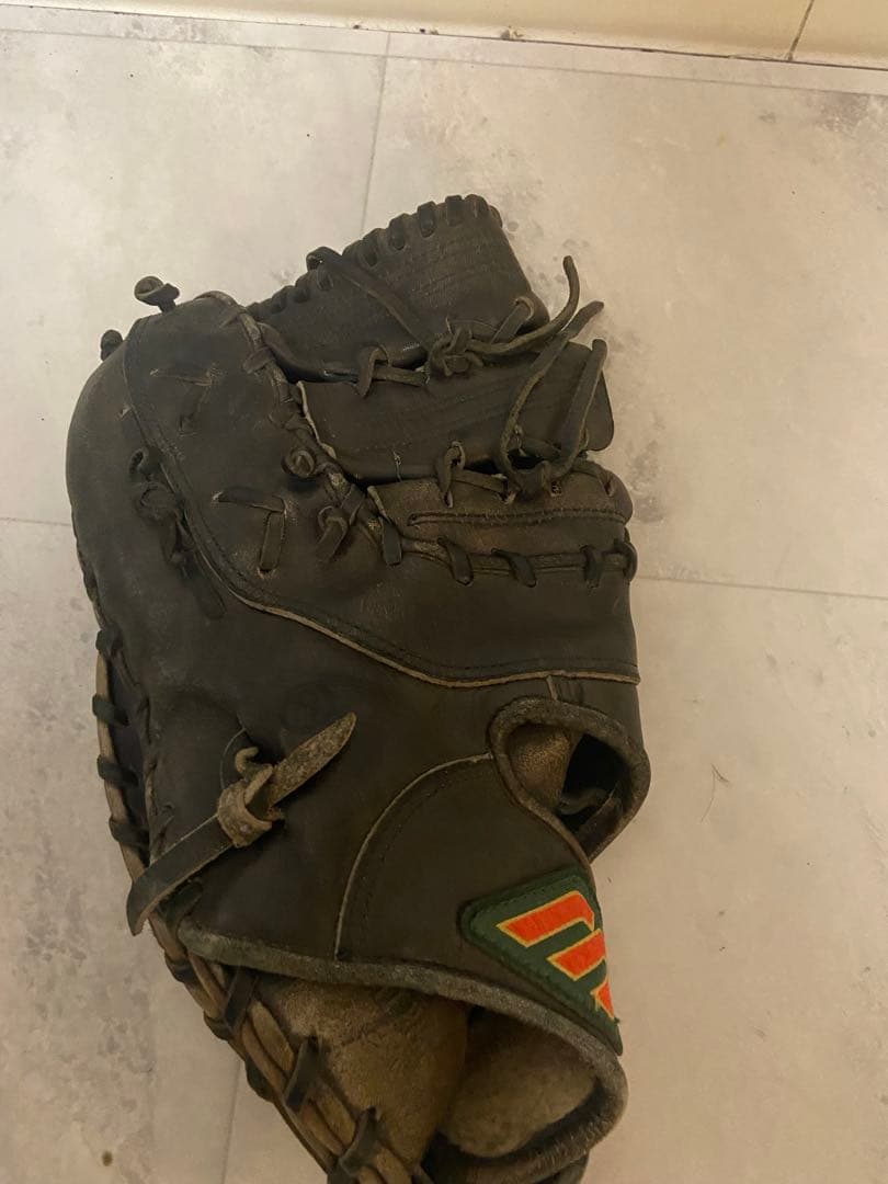 ミズノ赤ビューレザー製 軟式野球 左利き用ファーストミット