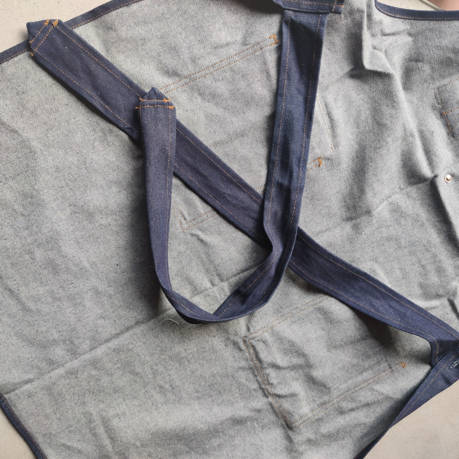 デニム×本革レザーのワイルドなワークエプロン。経年変化する素材を