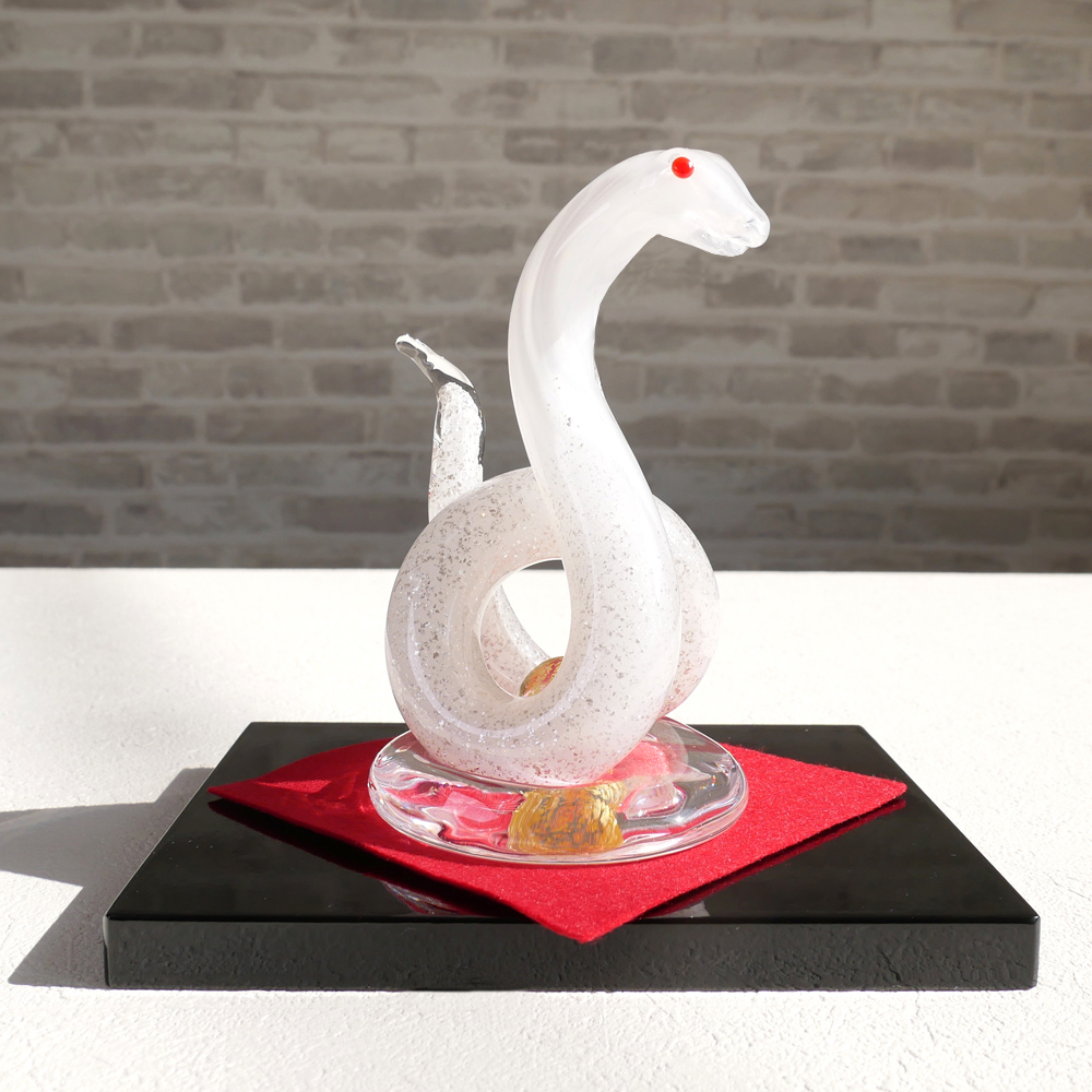 新作【巳年・へび・白蛇】縁起の良い☆本金箔玉☆ガラスの置物・干支