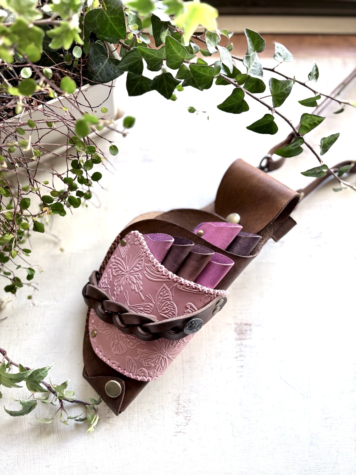 ヌメ革ナチュラルローズ型押しの大人可愛いシザーケース - coocs works